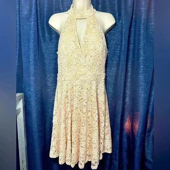 City Studio Womens Juniors Sleeveless Sequiened Lace Champagne Dress - Picture 3 of 14